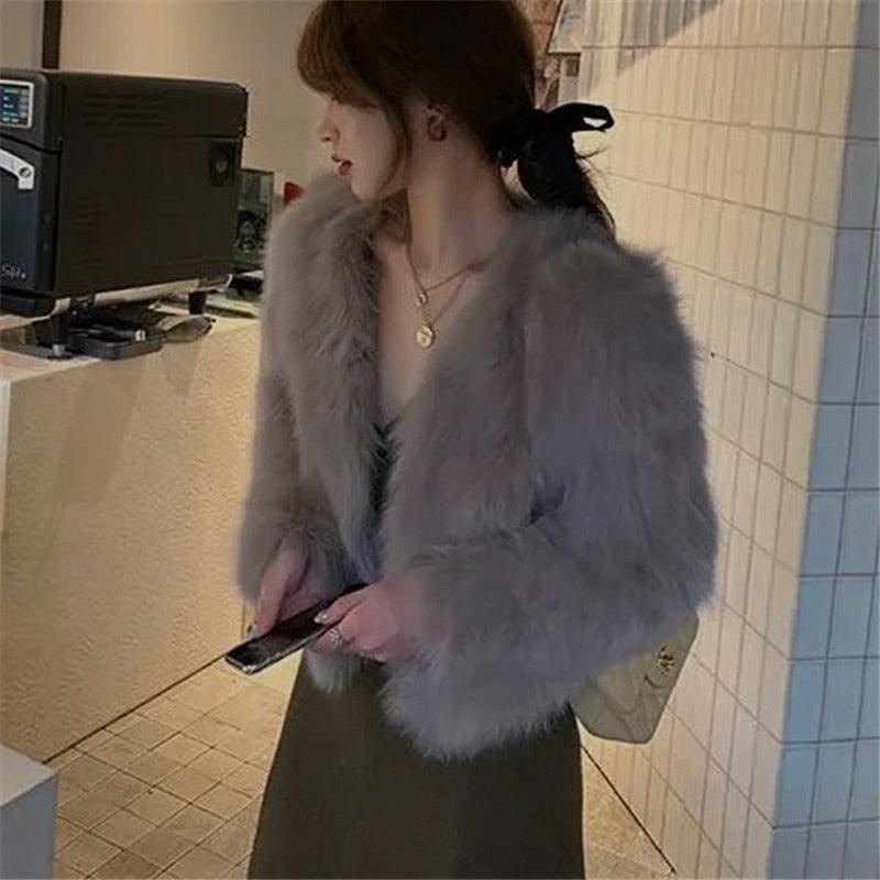 Luxury Collarless Short Faux Fur Coat with Elegant Thick Design