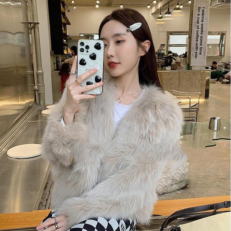 Luxury Collarless Short Faux Fur Coat with Elegant Thick Design